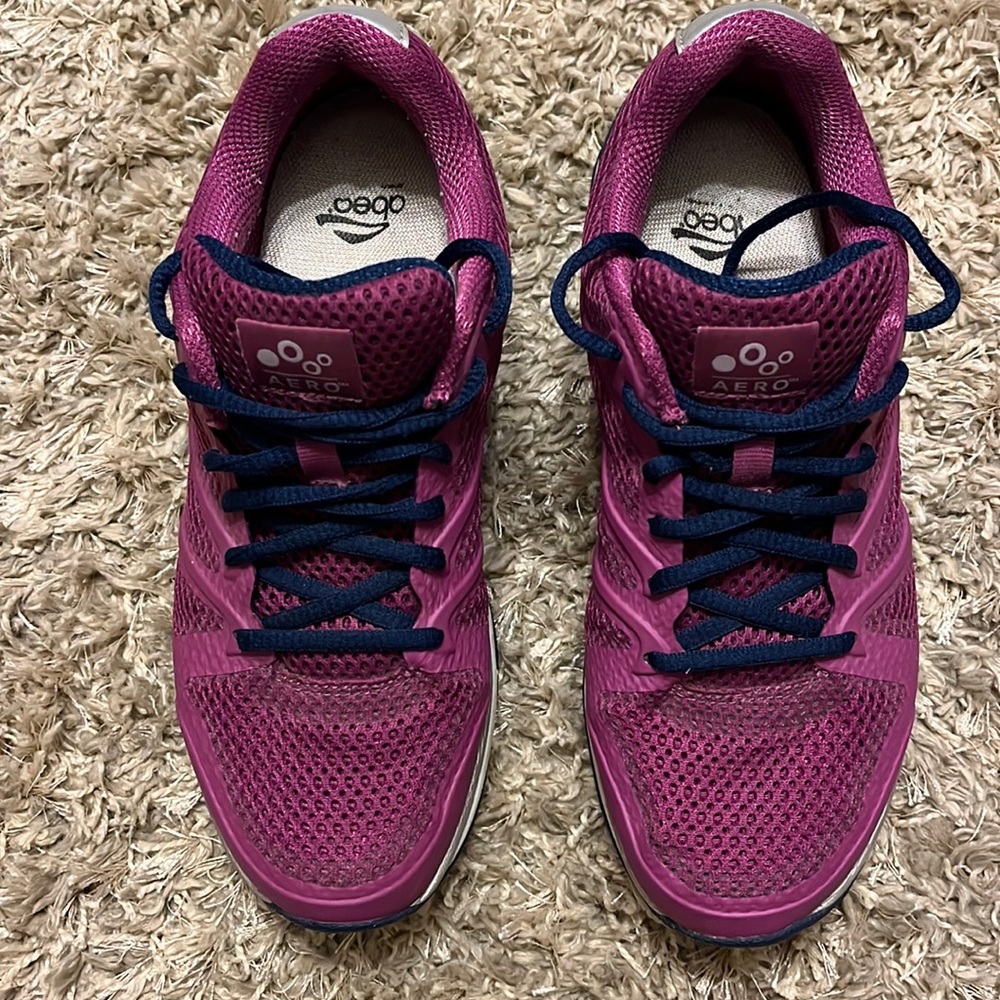 Women’s Abeo Tennis Shoe. Size 8.5 Wide